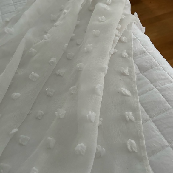 Beautiful sheer curtains one pair - Picture 2 of 2